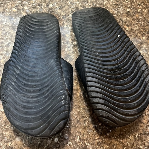 Boys Nike slides - Picture 2 of 4